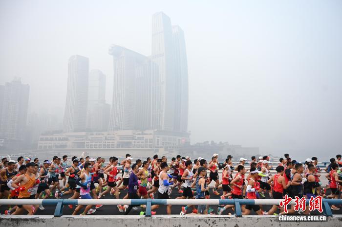 中国00后小将刷新重庆马拉松国内纪录，见证新生