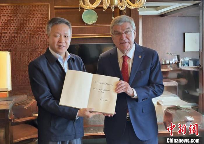 巴赫会见为奥运喝彩艺术家团队，探讨米兰-科尔