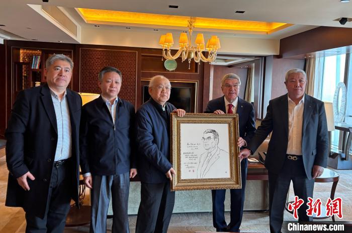 巴赫会见为奥运喝彩艺术家团队，探讨米兰-科尔