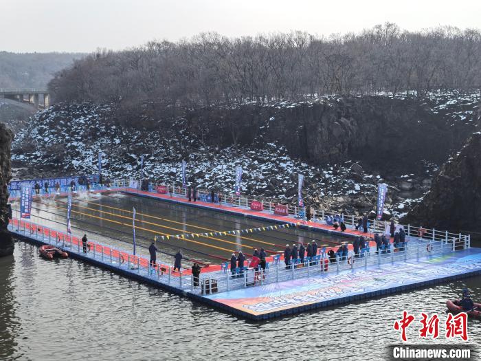 2024全国冬泳锦标赛在牡丹江镜泊湖开幕 700余名选