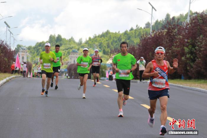 2025阿尔山国门边境风情跑清凉开跑 1200跑者畅享