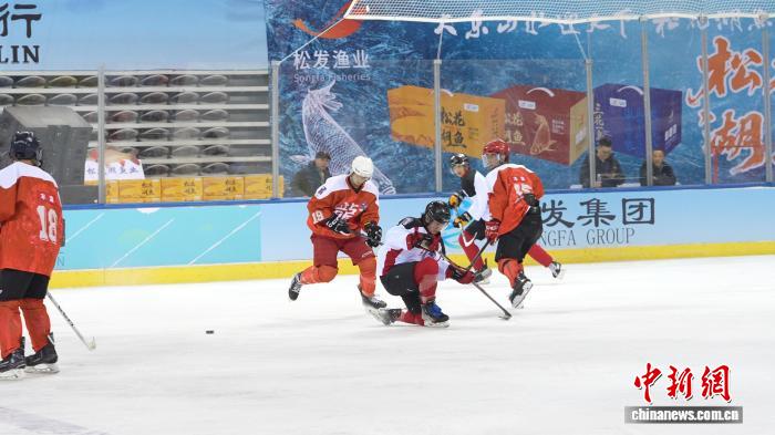 吉林市“雾凇杯”冰球联赛首战告捷 永吉联队