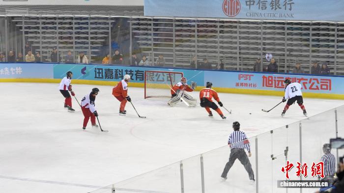 吉林市“雾凇杯”冰球联赛首战告捷 永吉联队