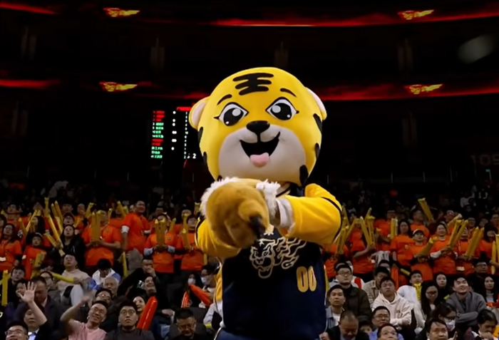 上海男篮大胜广东锁定常规赛榜首，广东外援短