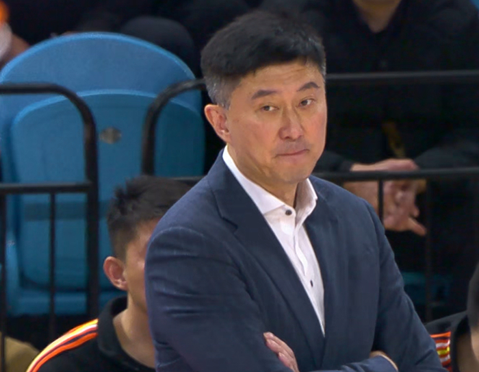 上海男篮大胜广东锁定常规赛榜首，广东外援短