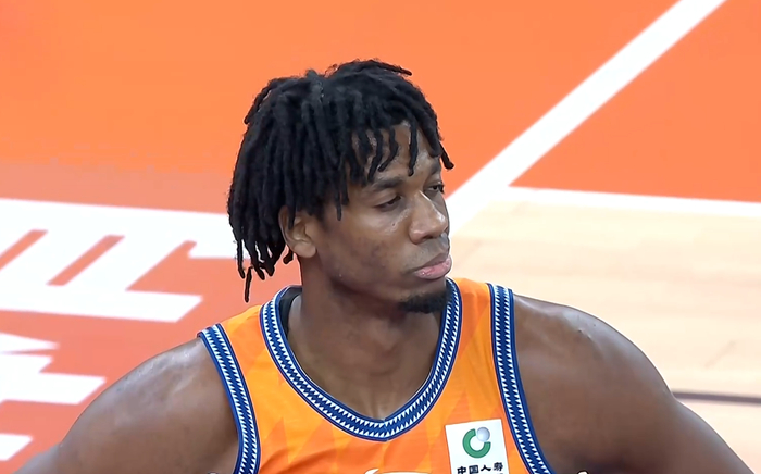 上海男篮大胜广东锁定常规赛榜首，广东外援短