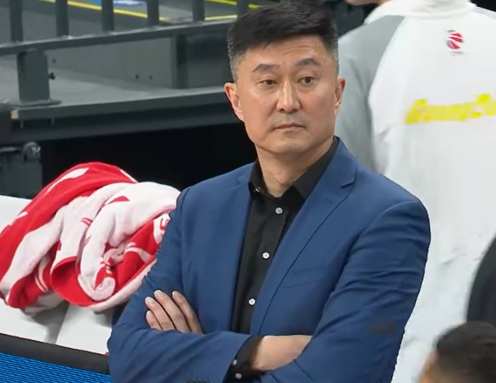 上海男篮大胜广东锁定常规赛榜首，广东外援短