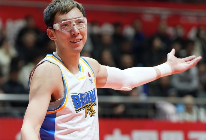 上海男篮大胜广东锁定常规赛榜首，广东外援短