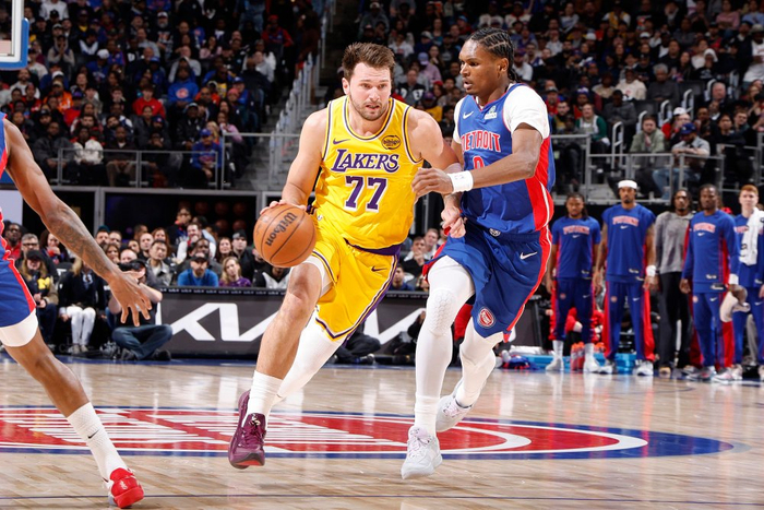 东契奇末节关键球失误湖人惜败活塞 创5000球纪录