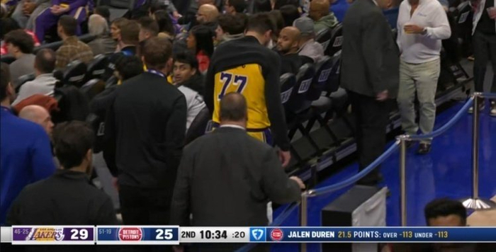 东契奇末节关键球失误湖人惜败活塞 创5000球纪录