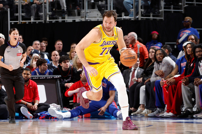 东契奇末节关键球失误湖人惜败活塞 创5000球纪录