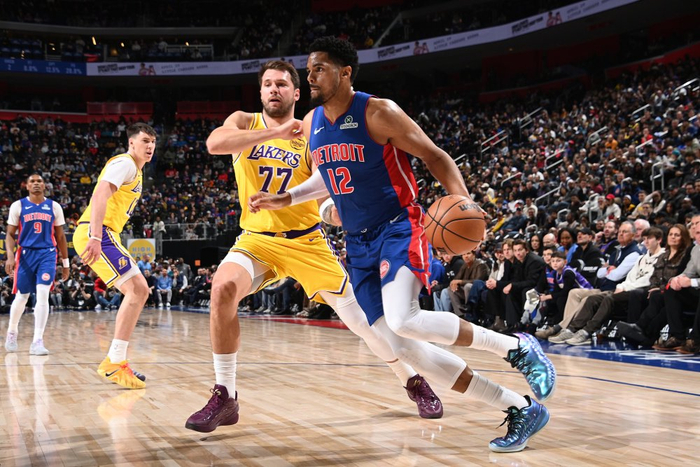 东契奇末节关键球失误湖人惜败活塞 创5000球纪录