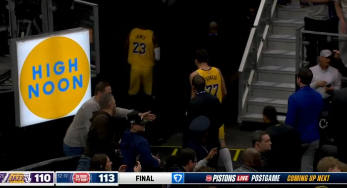 东契奇末节关键球失误湖人惜败活塞 创5000球纪录