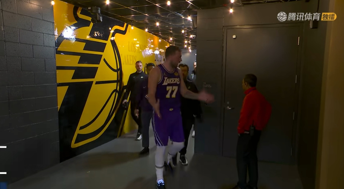 东契奇脚筋拉伤或断送湖人季后赛征程