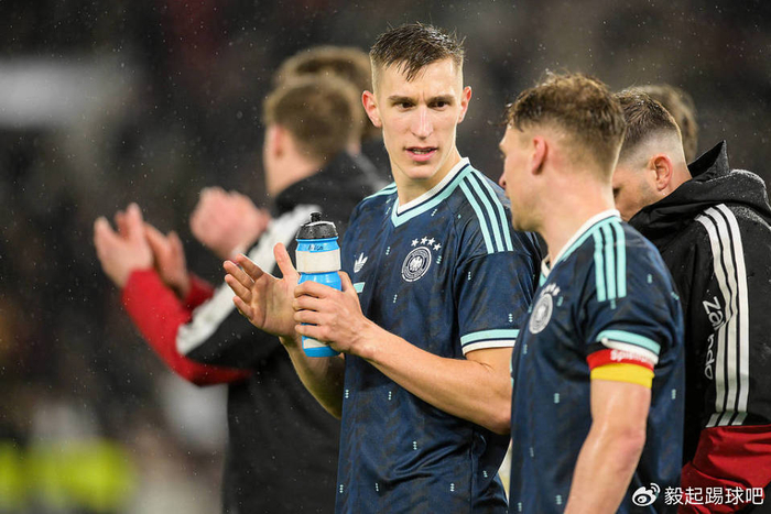 曼联夏季引援加速布局中后场，施洛特贝克成关