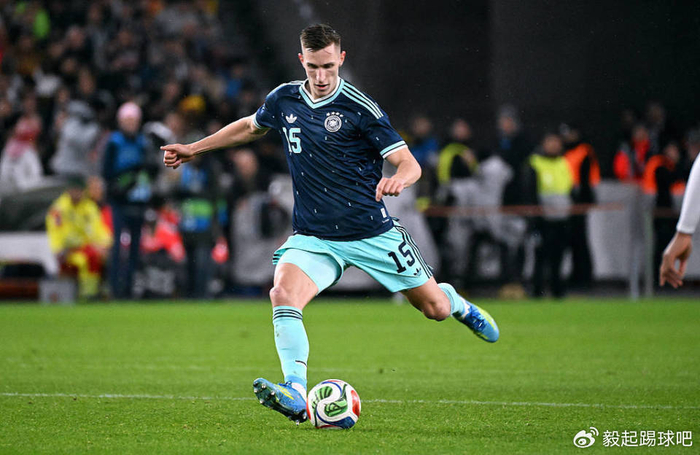 曼联夏季引援加速布局中后场，施洛特贝克成关