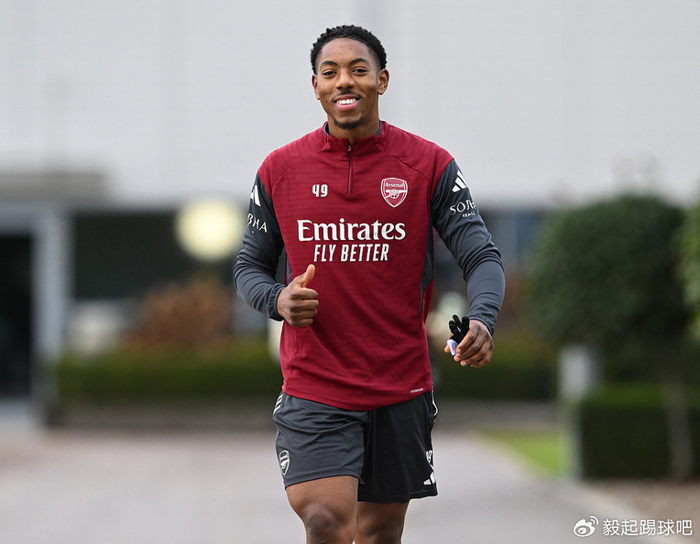 曼联夏季引援加速布局中后场，施洛特贝克成关