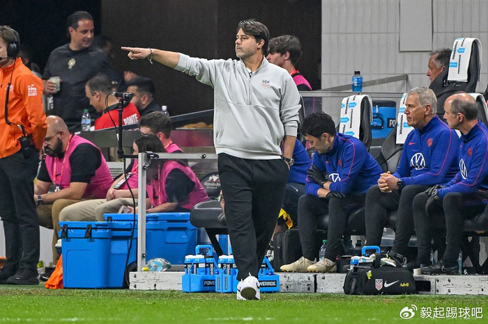 曼联夏季引援加速布局中后场，施洛特贝克成关