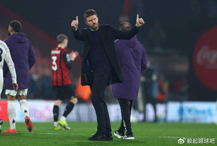 曼联夏季引援加速布局中后场，施洛特贝克成关