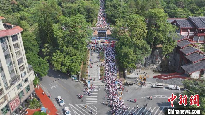 近万人参与阳山登山活动 体验生态与韩愈文化