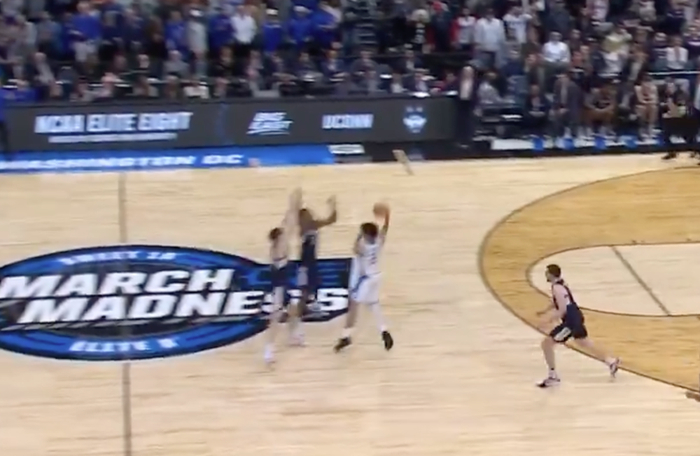 杜克大学后卫布泽尔留队引争议 关键失误成淘汰